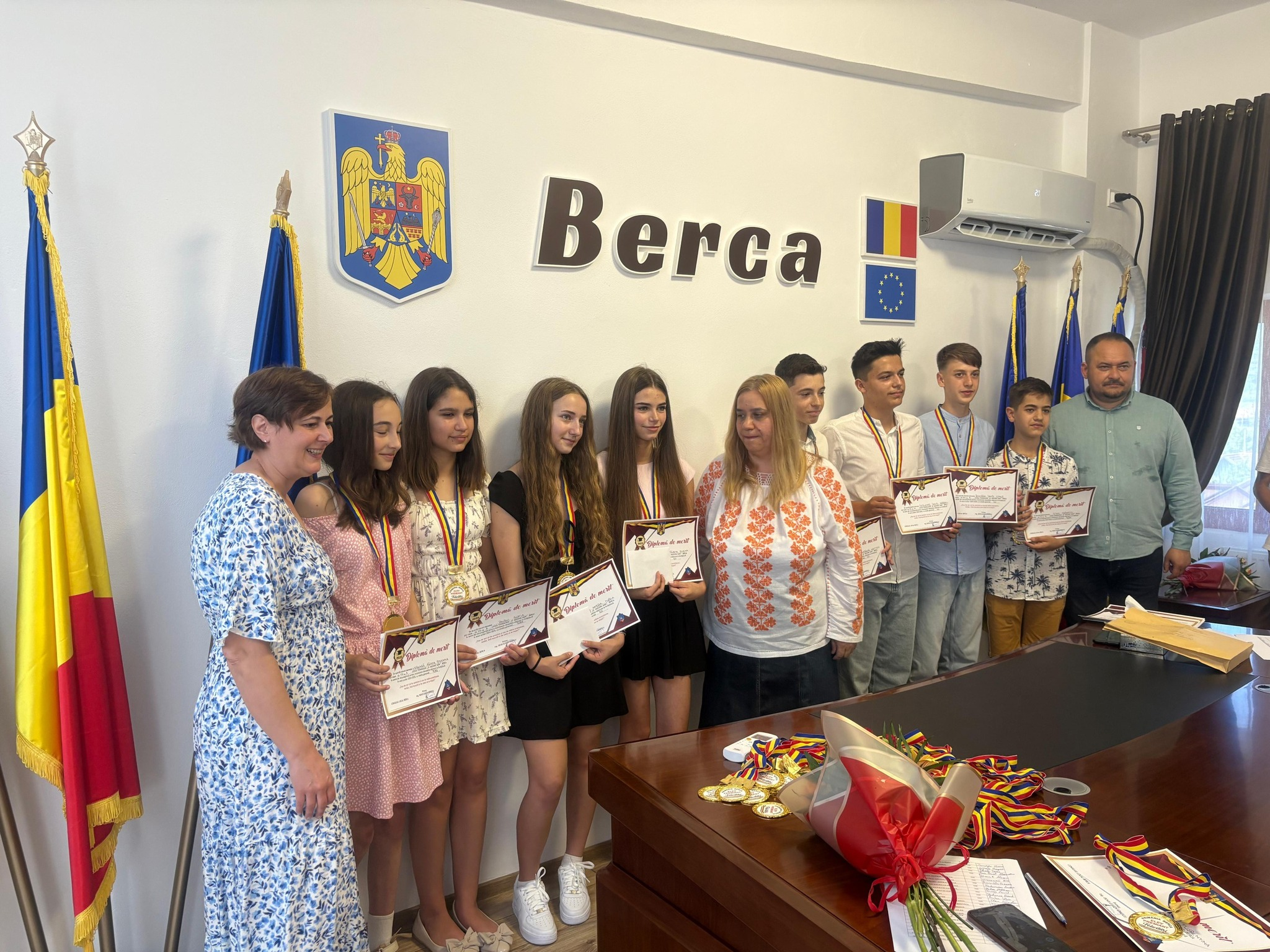 Elevii merituoși din Berca, premiați pentru performanțele din anul ...